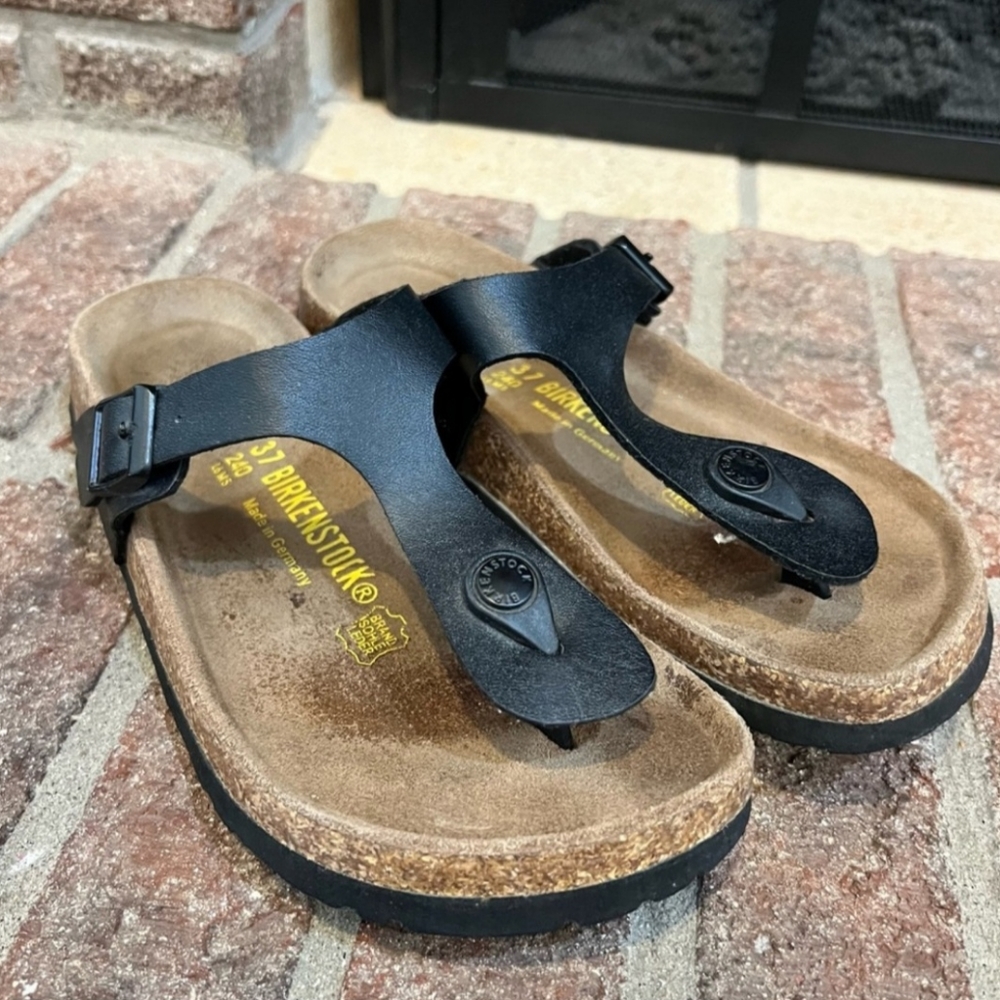 BIRKENSTOCK Gizeh black leather t-strap sandals womens size 6.5